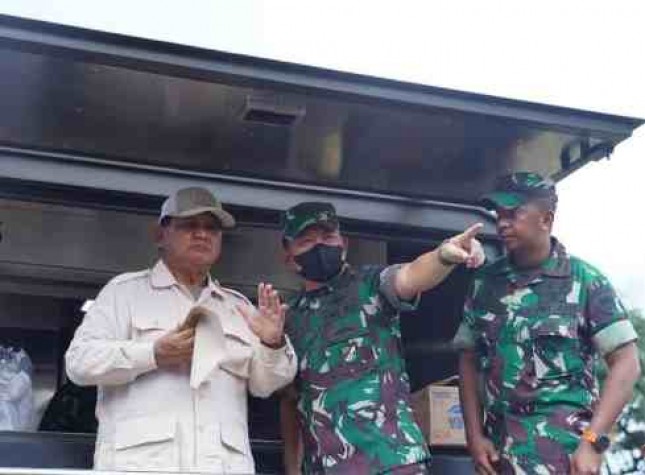KASAD Jenderal Dudung Dampingi Menhan PrabowoTinjau Dapur Lapangan TNI AD di Cianjur