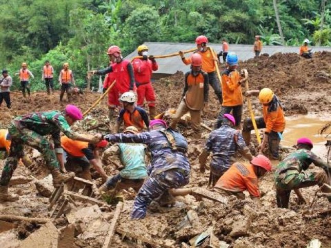 Satgas TNI AL Evakuasi Korban Tertimbun Tanah Longsor di Cijedil Cianjur