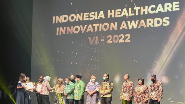 Direktur Jenderal Tenaga Kesehatan, Kementerian Kesehatan RI drg. Arianti Anaya, MKM menyerahkan penghargaan kepada para inovator bidang kesehatan dalam acara Grand Final Indonesia Healthcare Innovation Awards (IHIA) VI - 2022 di Jakarta.