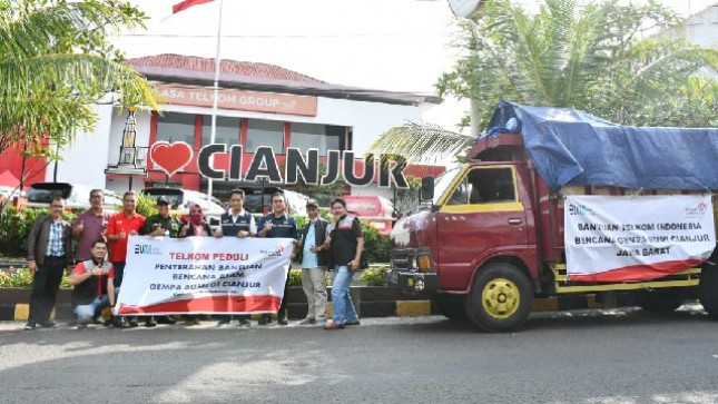 Distribusi bantuan bencana gempa Cianjur menuju posko bantuan Telkom di Kantor STO Sukaresmi dan Datel Cianjur.