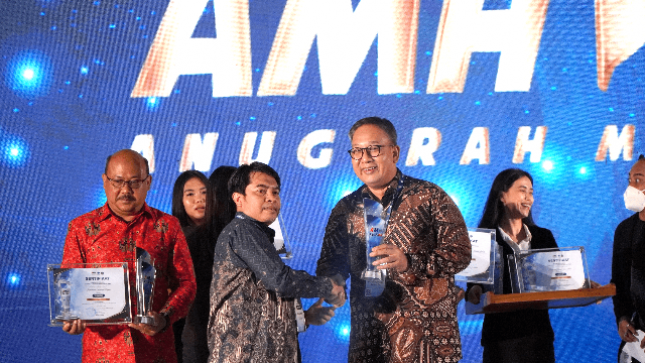 SVP Corporate Communication and Investor Relation Telkom Ahmad Reza (kanan depan) menerima penghargaan pada malam puncak penganugerahan AMH 2022.