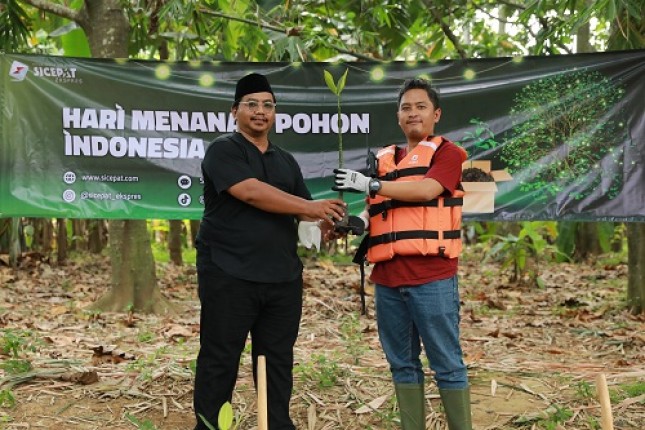 Ketua Banksasuci Foundation Ade Yunus (kiri) bersama Manager Corporate Communication PT SiCepat Ekspres Indonesia Rangga Andriana (kanan) dalam acara penanaman pohon mangrove di bantaran sungai Cisadane dalam rangka memperingati Hari Menanam Pohon Indonesia pada Senin (28/11).