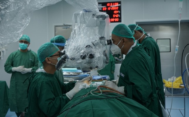 Tim dokter ahli dari Kortex melakukan operasi di area batang otak