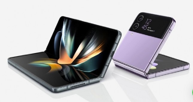 Penampilan Samsung Galaxy Z Fold4 5G (kiri) dan Samsung Galaxy Z Flip4 5G (kanan). Dua produk Samsung yang kompak untuk menemani tugas-tugas kerja setiap hari. (Foto: PT Samsung Electronics Indonesia)