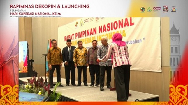Ketua Umum Dekopin Nurdin Halid (ketiga dari kiri), Wakil Ketua Umum Agung Sudjatmiko (paling kiri), Plt Sekjen Dekopin Moh. Sukri (kedua dari kiri) mendampingi Deputi Perkoperasian Kementerian Koperasi Ahmad Zabadi (keempat dari kiri) dan Deputi IV Kementerian Koordinator Perekonomian RI Rudy Salahuddin (kedua dari kanan) saat membuka secara resmi Rapimnas Dekopin tahun 2022 di Jakarta, Jumat (25/11/2022). Foto: Dokumen PIP Dekopin.