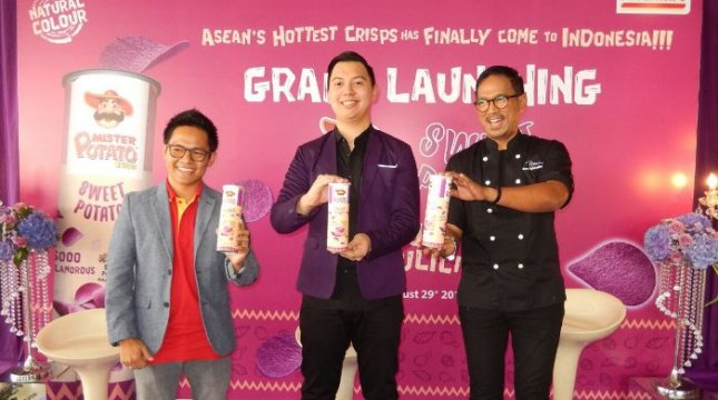 (ki-ka) Chiko Maradona, Senior Digital Marketing Manager Alfamart, Chandra Liow, CEO Mister Potato dan Chef Bara Pattiradjawane. (Foto: IST)