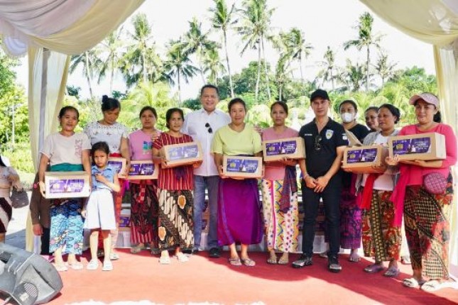 Ketua MPR RI Bersama Ajik Krisna Berikan Bantuan 800 Paket Sembako kepada Warga Desa Tangguwisia Bali