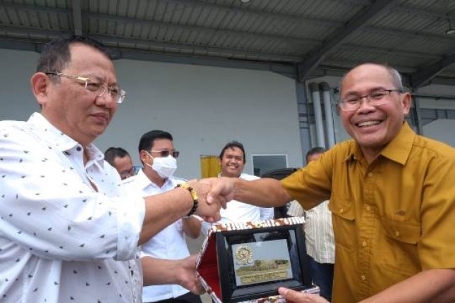 Ketua Komisi IV DPR RI Sudin (kiri) menyerahkan  kepada Rice Business Head PT Wilmar Padi Indonesia Saronto di sela kunjungan ke penggilingan modern perusahaan di Serang.