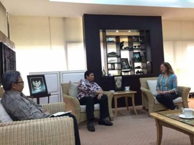 Menperin Airlangga Hartarto terima kunjungan dari Presiden PT Astra Zeneca Indonesia, Karen Atkin (Foto Ridwan)