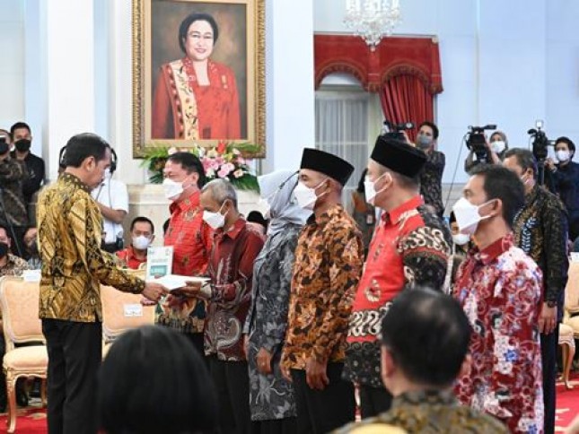Presiden Jokowi Serahkan KUR Klaster dan Salurkan Dana melalui LPDB KUMKM