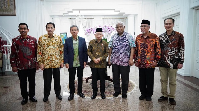 Wakil Presiden K.H Ma'ruf Amin saat menerima Komisaris Utama PT Banten West Java (BWJ) S.D. Darmono di Kediaman Resmi Wapres, Jalan Diponegoro Nomor 2, Jakarta Pusat