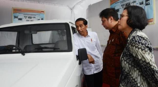 Menperin Airlangga Hartarto bersama Presiden Jokowi dan Menkeu Sri Mulyani (Foto Setkab)
