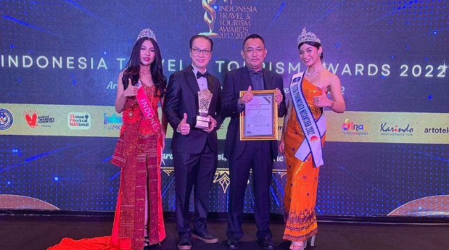 Direktur Utama Tanjung Lesung, Poernomo Siswoprasetijo saat menerima penghargaan Indonesia Leading Sport Tourism dari Ajang Indonesia Travel & Tourism Awards 
