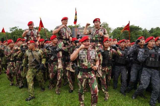 PanglimaTNI Laksamana Yudo Margono Terima Brevet Komando…