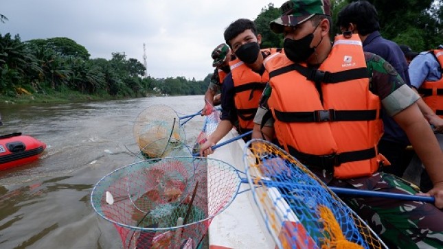 Dokumentasi kegiatan bersih-bersih sungai Cisadane oleh SiCepat Ekspres bersama Banksasuci pada Minggu (20/02).