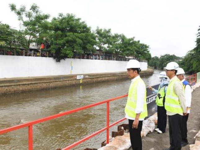 Presiden Jokowi Tinjau Pembangunan Sodetan Kali Ciliwung ke Kanal Banjir Tim