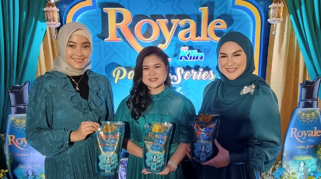 Dari kiri: Psikolog Dessy Ilsanty, Brand Manager Royale Parfum Series by SoKlin Hijab Blue Sapphire Catherine Florencia, dan public figur Irish Bella.