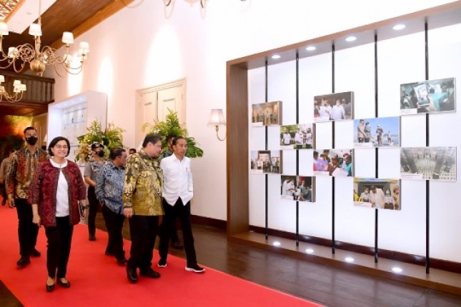 Presiden Jokowi dan Menteri Koordinator Bidang Perekonomian Airlangga Hartarto dan Menkeu Sri Mulyani