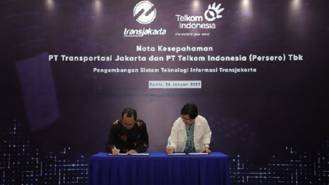 Proses penandatanganan nota kesepahaman kerja sama Telkom dan Transjakarta oleh PLT Direktur Enterprise and Business Service Telkom FM Venusiana R. (kanan) dan Direktur Utama Transjakarta M. Kuncoro Wibowo 