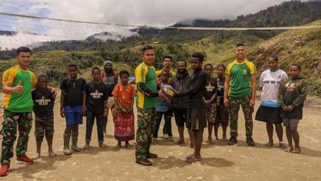 Satgas Yonif Raider 321 GT Bangun Sarana Olahraga Distrik Dal Papua Pegunungan