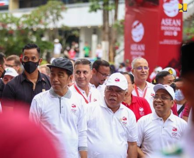 Menteri Pekerjaan Umum dan Perumahan Rakyat (PUPR) Basuki Hadimuljono mendampingi Presiden Joko Widodo (Jokowi) 
