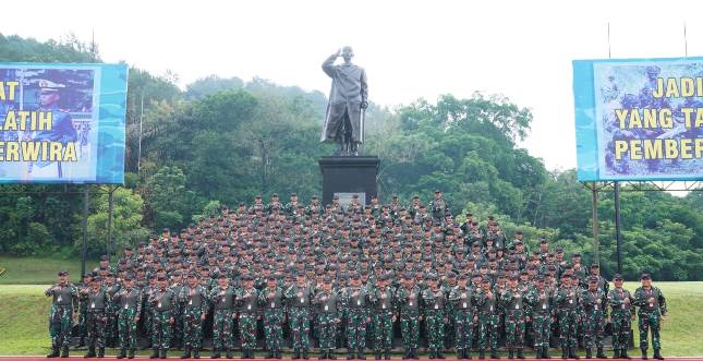 Display GSCL Taruna Akmil Unjuk Keterampilan Seni Dihadapan Panglima TNI Laksamana Yudo Margono