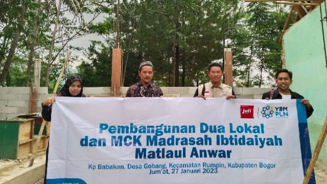 Kepala Sekolah Madrasah Ibtidaiyah Mathla'ul Anwar Desa Babakan Rumpin Bogor sedang dibangun Lokal bersama Jufi