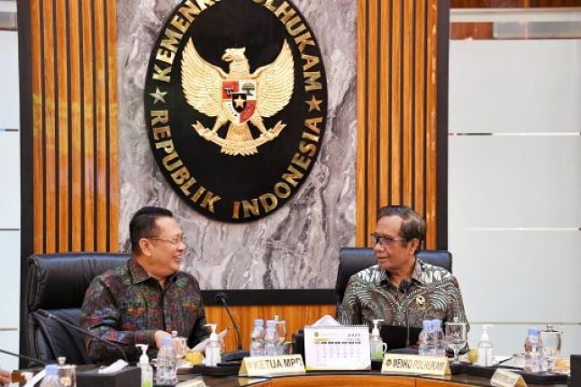 Ketua MPR RI Bambang Soesatyo dan Menko Polhukam Mahfud MD