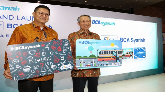Presiden Direktur BCA Syariah John Kosasih sebelah kiri, Direktur BCA Suwignyo Budiman sebelah kanan (Foto:Anto/INDUSTRY.co.id)