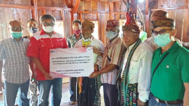 Penyerahan bantuan program Sustainable Tourism Development secara simbolis kepada pengurus Desa Wisata Liang Ndara, Manggarai Barat.