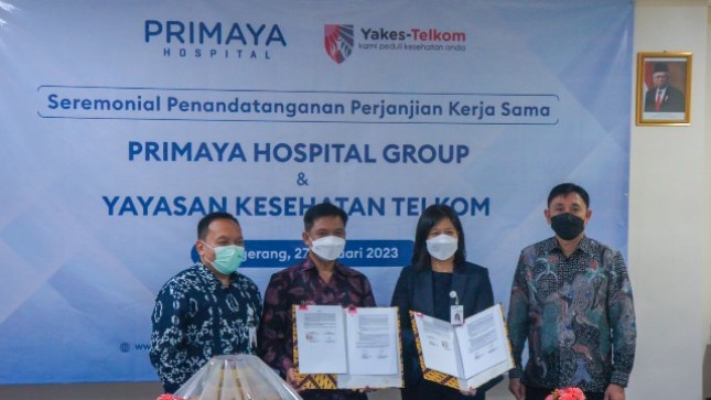 Direktur Utama Yakes Telkom Tri Priyo Anggoro (kedua dari kiri), CEO RS Primaya Group, Leona A. Karnali (kedua dari kanan) berfoto bersama usai penandatanganan perjanjian kerja sama di Rumah Sakit Primaya, Tangerang.