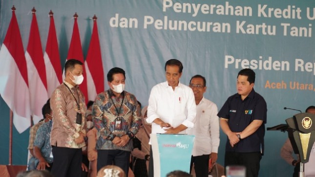 Presiden Joko Widodo bersama Menteri BUMN Erick Thohir, Mensekneg Pratikno, Pj. Gubernur Aceh Achmad Marzuki (kiri pertama), dan Direktur Utama BSI Hery Gunardi (kiri kedua) saat Peluncuran Kartu Tani Digital dan KUR BSI dilakukan di Lapangan Komplek PIM, Kecamatan Dewantara, Kabupaten Aceh Utara, Provinsi Aceh. PT Bank S
