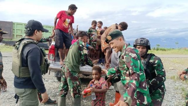 Tim Gabungan TNI Polri Evakuasi 33 Masyarakat Paro Nduga ke Tempat Yang Aman