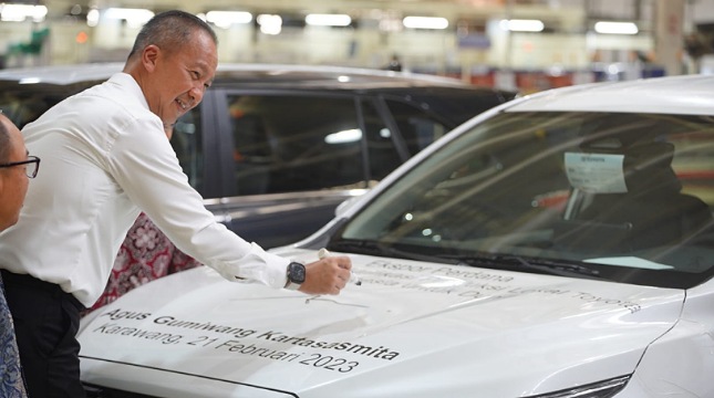 Menteri Perindustrian Agus Gumiwang Kartasasmita saat mengunjungi pabrik Toyota di Karawang
