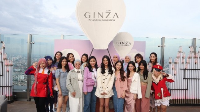 Olivia Regina (Founder Ginza Beauty) bersama Gege Elisa (Brand Ambassador Ginza Beauty) diapit oleh para influencer dan selebgram dalam acara Peluncuran rangkaian Product Ginza Beauty di Jakarta