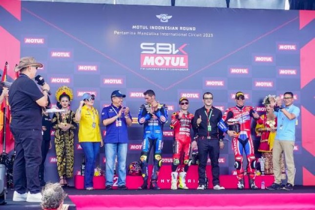 Ketua MPR RI Serahkan Trophy Juara World Superbike Mandalika 2023