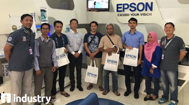 Jajaran Manajemen Epson Indonesia bersama para pelanggan di Epson Service Center (ESS) Serpong 