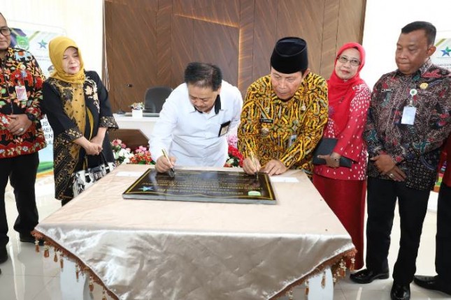 Kepala Perpusnas M. Syarif Bando bersama Bupati Rokan Hulu Sukiman, tandatangani peresmian gedung baru perpustakaan Kabupaten Rokan Hulu Riau.