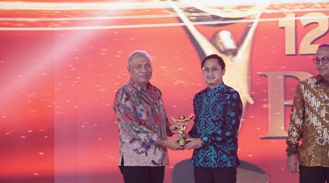 Corporate Secretary PTPL Rifqi Budi Prasetyo saat mewakili PT Pertamina Lubricants menerima penghargaan Anugeran BUMN Award 2023