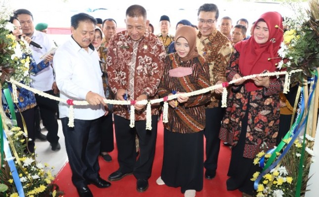 Kepala Perpusnas M. Syarif Bando dan Wali Kota Ade UU Sukaesih resmikan gedung Perpustakaan Umum Daerah Kota Banjar.