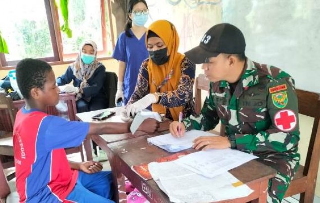 Kolaborasi Satgas Yonif 143/TWEJ Beri Layanan Kesehatan Kepada Lansia dan Siswa di Perbatasan RI-PNG