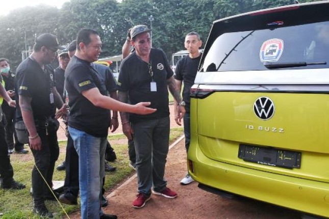 Ketua MPR RI Buka 'Jakarta Auto Classic Meet Up 2023' di Lapangan Banteng