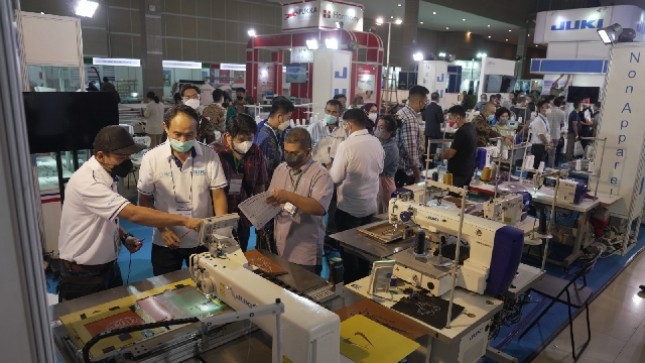 Sejumlah peserta tengah memamerkan produk dan mesin mesin tekstile , di Jakarta. 