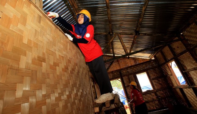 PRUVolunteers membantu pembangunan hunian sementara dan fasilitas MCK dari bantuan Prudential Indonesia.