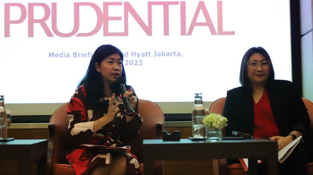 Karin Zulkarnaen, Chief Customer and Marketing Officer Prudential Indonesia dan Head of Product Proposition Prudential Indonesia, Deby Kasenda 