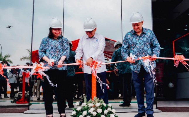 Deputi Bidang Promosi Penanaman Modal Kementerian Inventasi/BKPM Nurul Ikhwan resmikan pabrik baru Mowilex di Cikande, Serang, Banten.