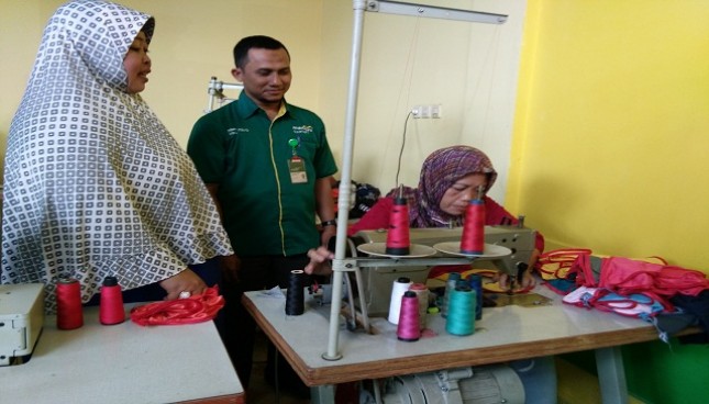 Sumairah kiri UMKM binaan Bank Mandiri Syariah saat memperlihatkan usaha konveksi di Citeurep,Bogor.