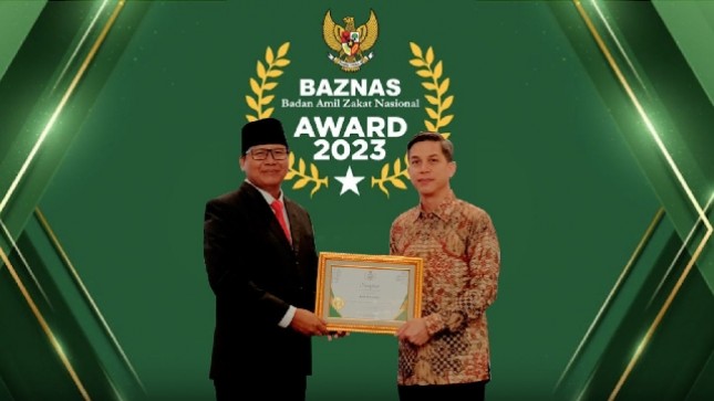 Sekretaris Perusahaan PT Bank Muamalat Indonesia Tbk Hayunaji (kanan) menerima piagam penghargaan dari Deputi II Bidang Pendistribusian dan Pendayagunaan Baznas RI M. Imdadun Rahmat (kiri) dalam Baznas Award 2023