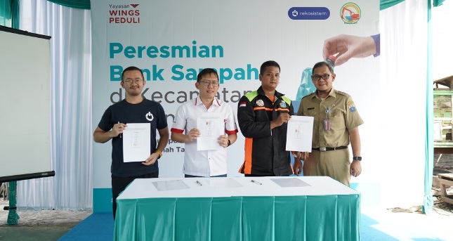 Penandatanganan Perjanjian Kerjasama antara Yayasan WINGS Peduli, UPS Badan Air DLH Jakarta, dan Rekosistem untuk Meresmikan Lima Unit Bank Sampah di Kecamatan Cakung, Jakarta Timur.
