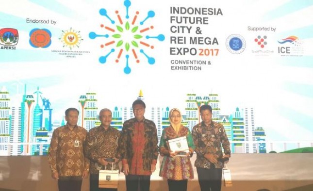 Mendagri Tjahjo Kumolo, Ketua REI Soelaiman dan Ketua APEKSI Airin di acara Indonesia Future City & REI Mega Expo (Foto Dok Industry.co.id)